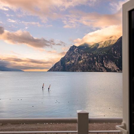 Hotel Baia Azzurra - Lake Front Torbole Sul Garda ภายนอก รูปภาพ