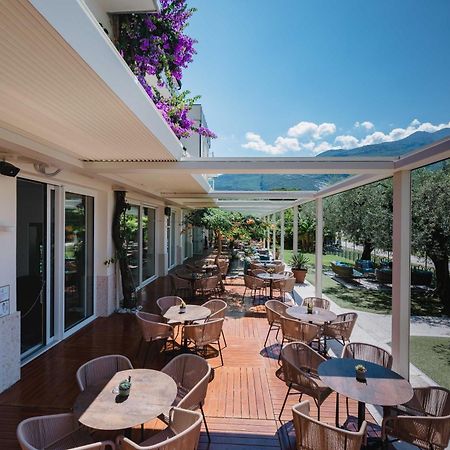 Hotel Baia Azzurra - Lake Front Torbole Sul Garda ภายนอก รูปภาพ
