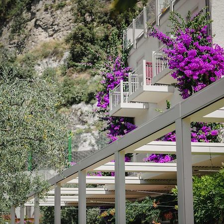 Hotel Baia Azzurra - Lake Front Torbole Sul Garda ภายนอก รูปภาพ