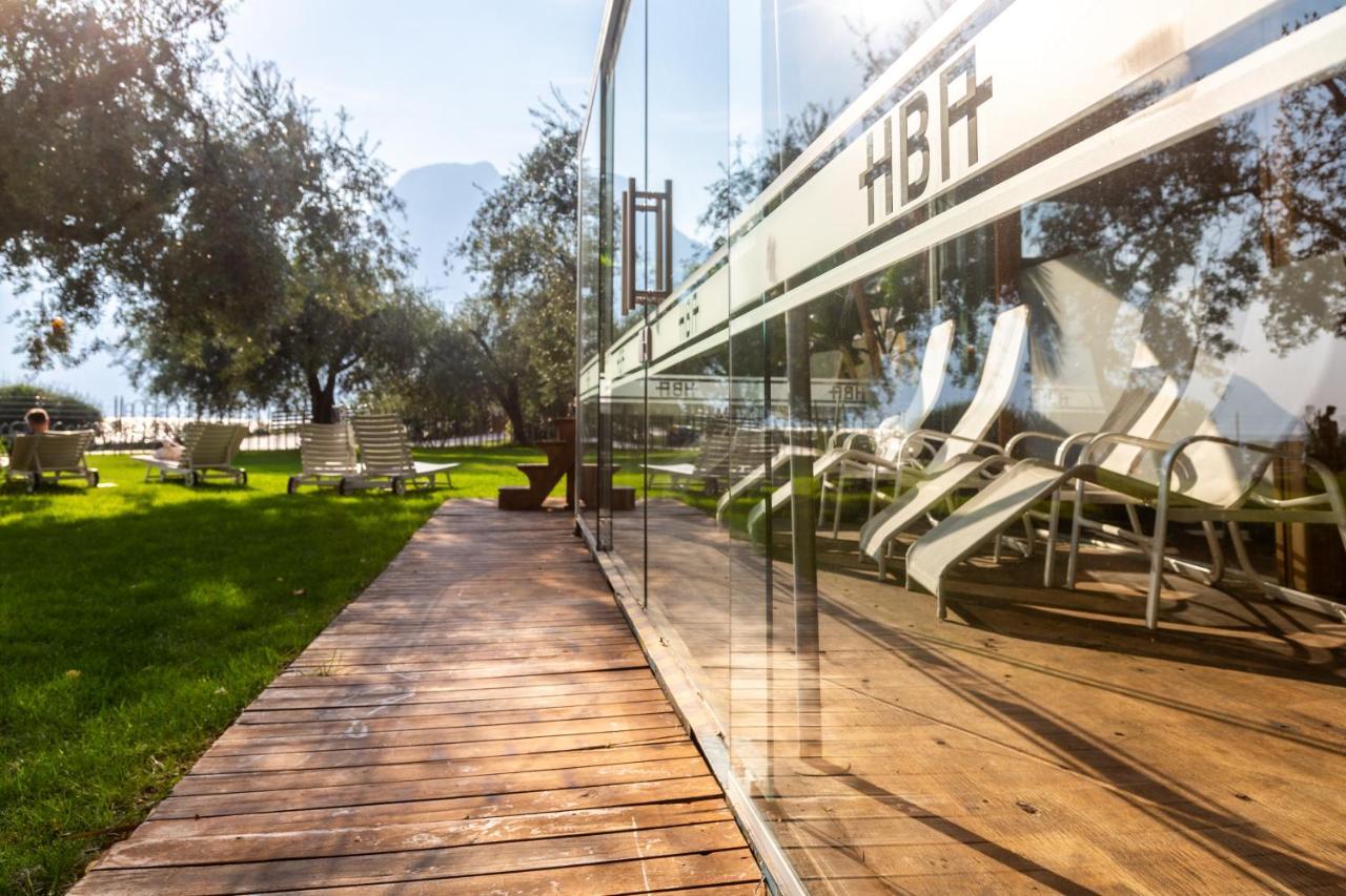 Hotel Baia Azzurra - Lake Front Torbole Sul Garda ภายนอก รูปภาพ