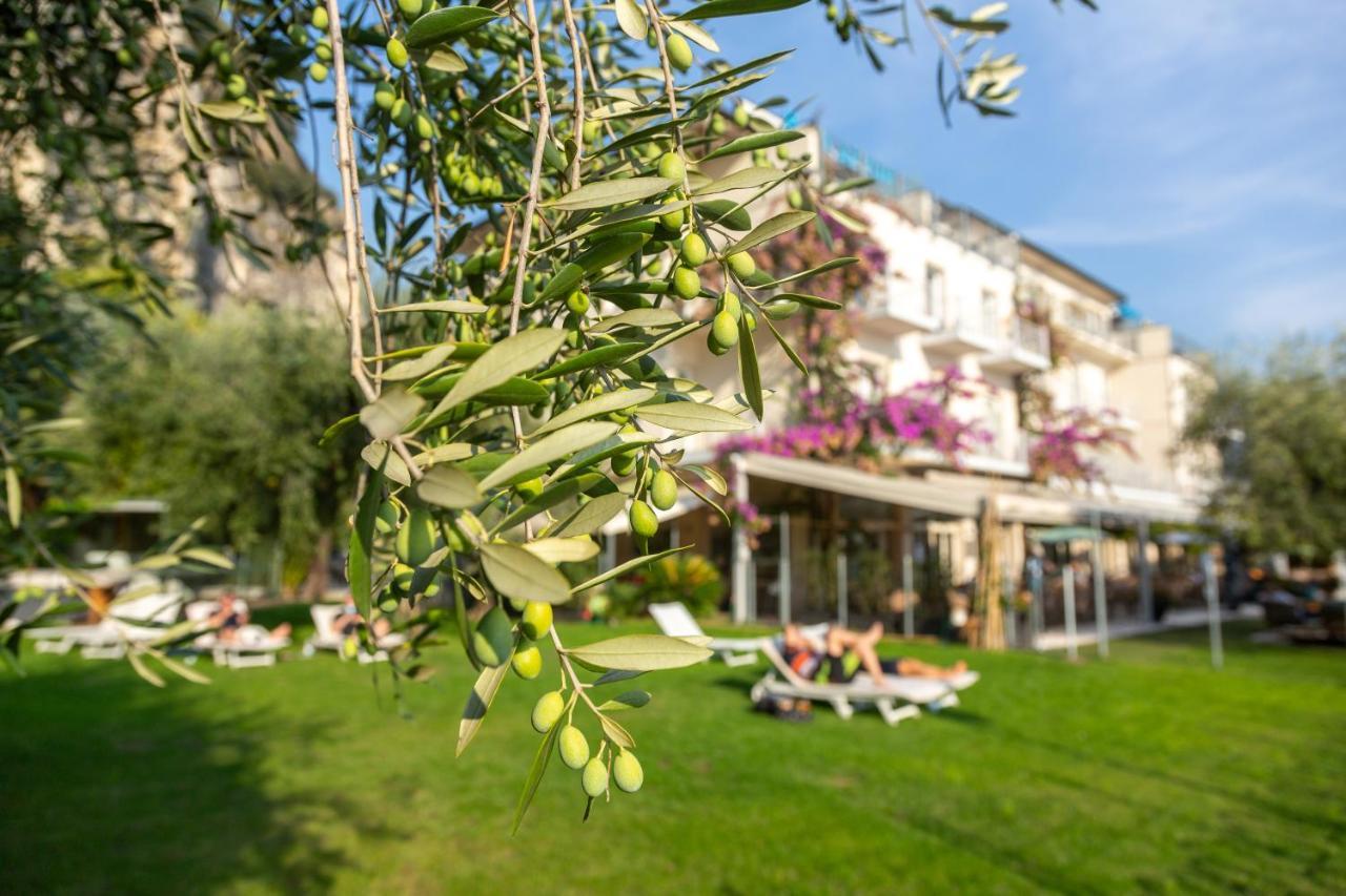 Hotel Baia Azzurra - Lake Front Torbole Sul Garda ภายนอก รูปภาพ