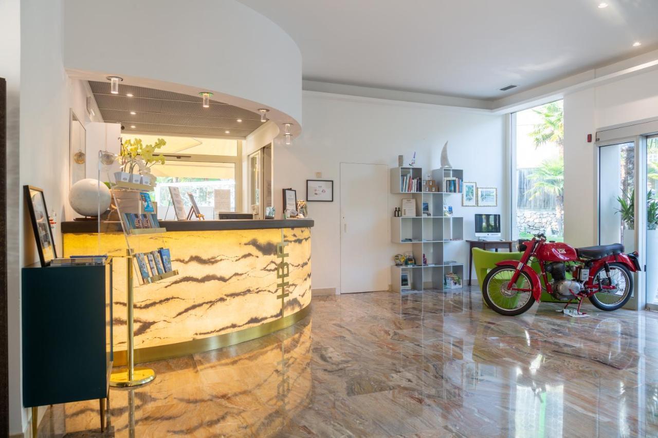 Hotel Baia Azzurra - Lake Front Torbole Sul Garda ภายนอก รูปภาพ
