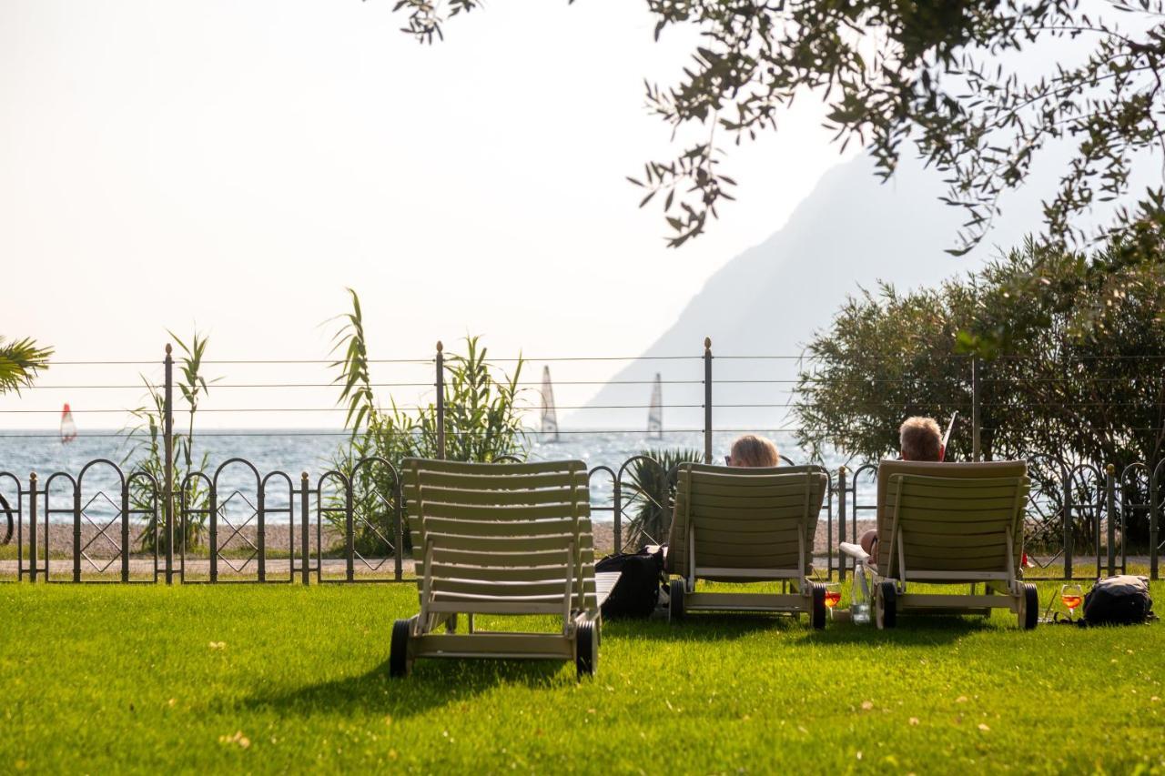 Hotel Baia Azzurra - Lake Front Torbole Sul Garda ภายนอก รูปภาพ