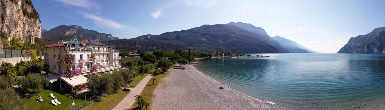 Hotel Baia Azzurra - Lake Front Torbole Sul Garda ภายนอก รูปภาพ