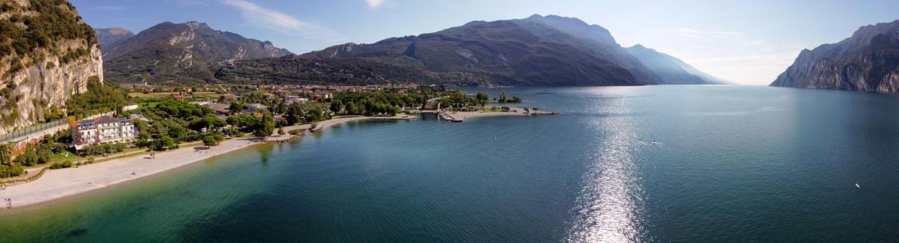 Hotel Baia Azzurra - Lake Front Torbole Sul Garda ภายนอก รูปภาพ
