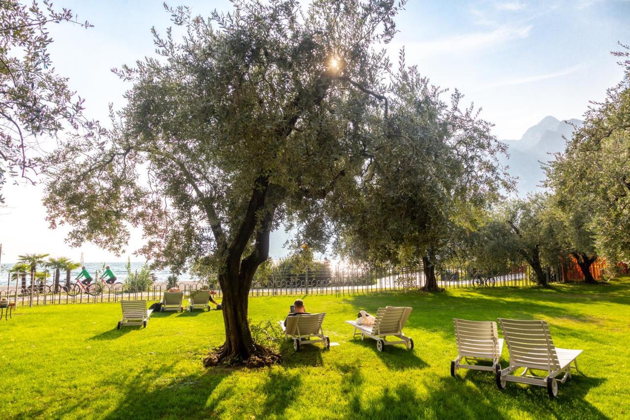 Hotel Baia Azzurra - Lake Front Torbole Sul Garda ภายนอก รูปภาพ