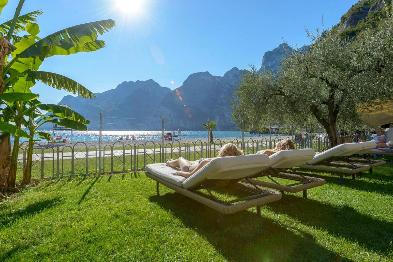 Hotel Baia Azzurra - Lake Front Torbole Sul Garda ภายนอก รูปภาพ