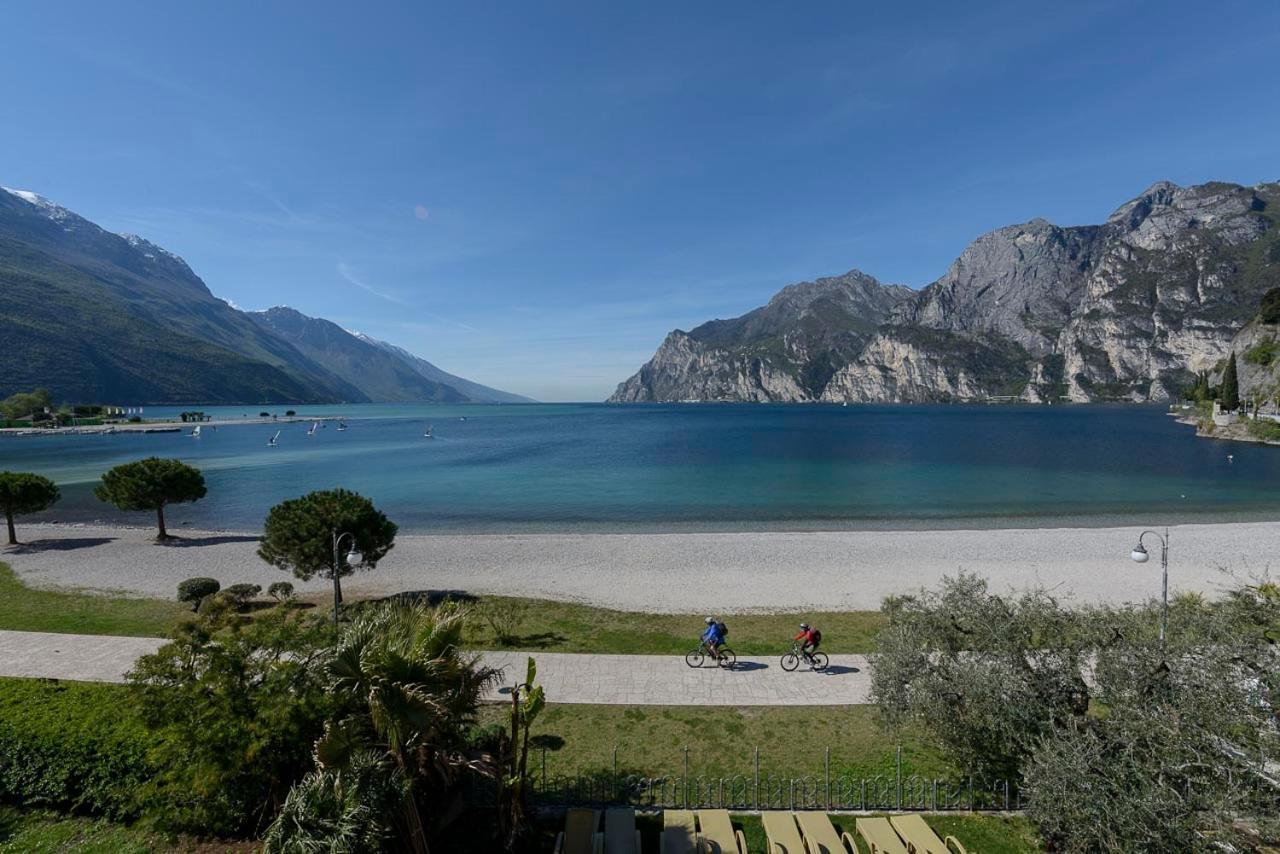 Hotel Baia Azzurra - Lake Front Torbole Sul Garda ภายนอก รูปภาพ