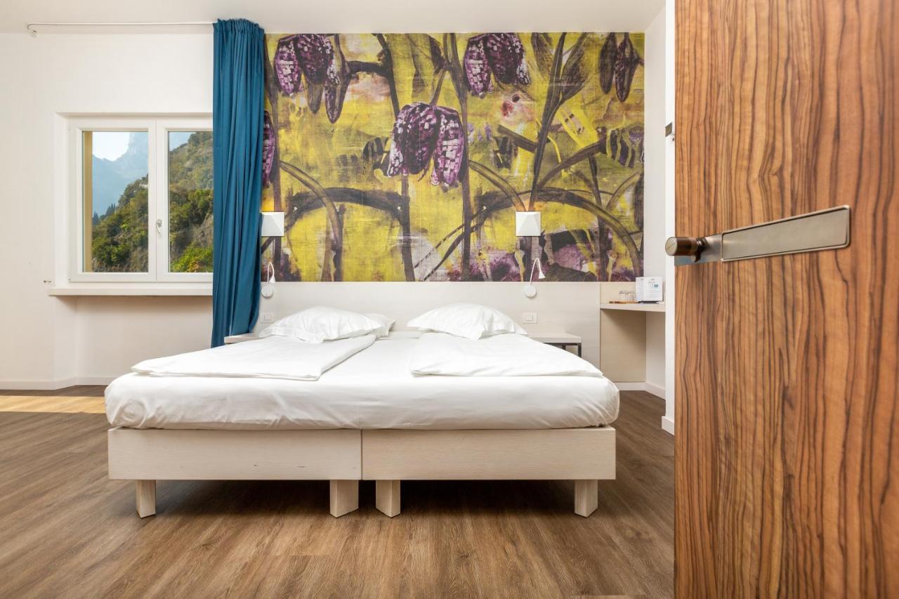 Hotel Baia Azzurra - Lake Front Torbole Sul Garda ภายนอก รูปภาพ