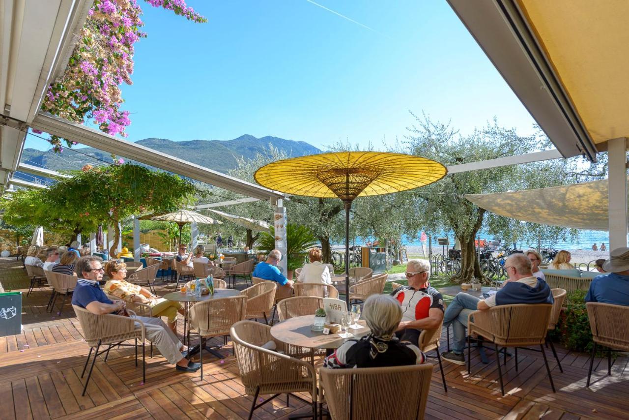 Hotel Baia Azzurra - Lake Front Torbole Sul Garda ภายนอก รูปภาพ