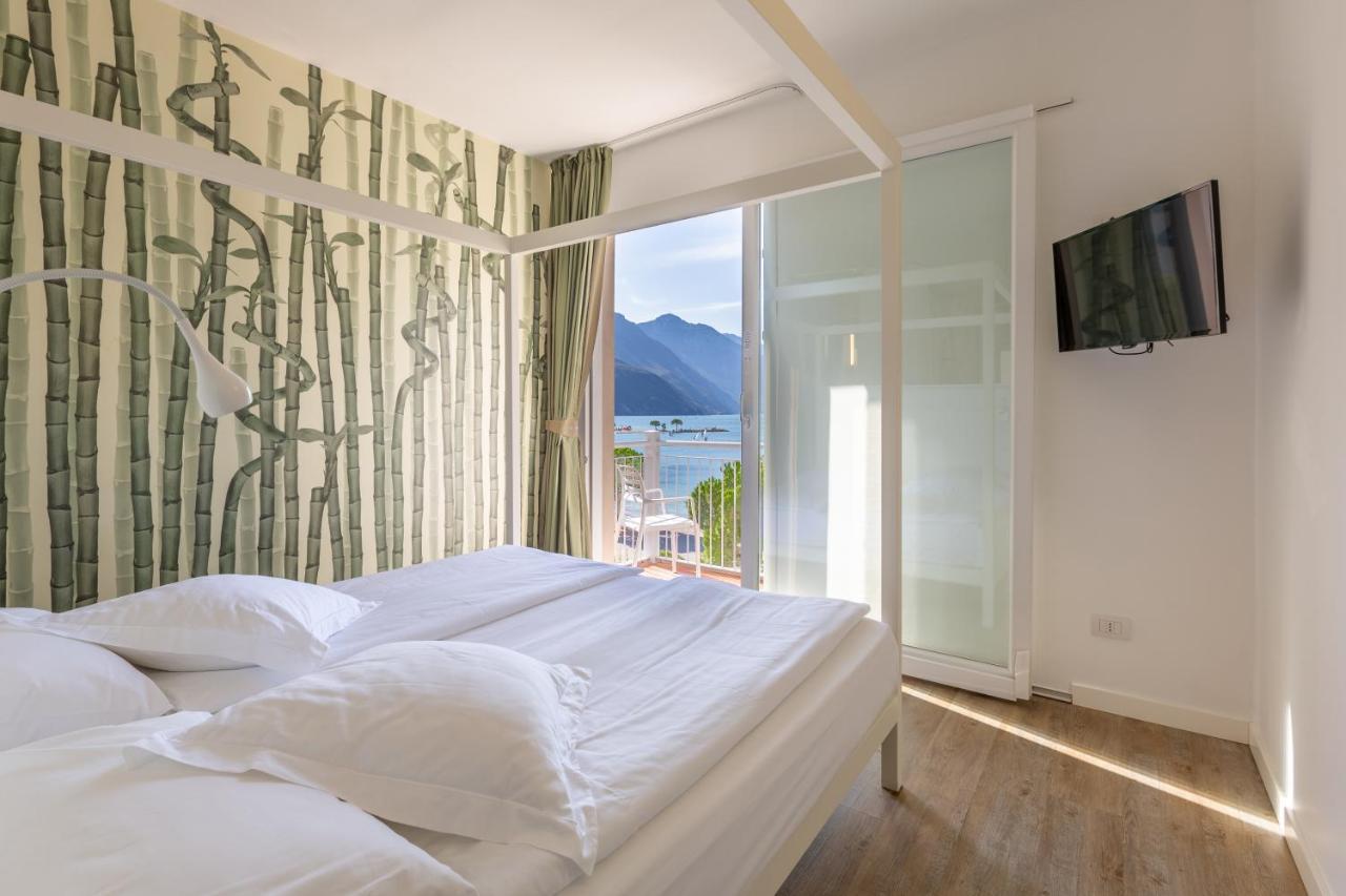 Hotel Baia Azzurra - Lake Front Torbole Sul Garda ภายนอก รูปภาพ