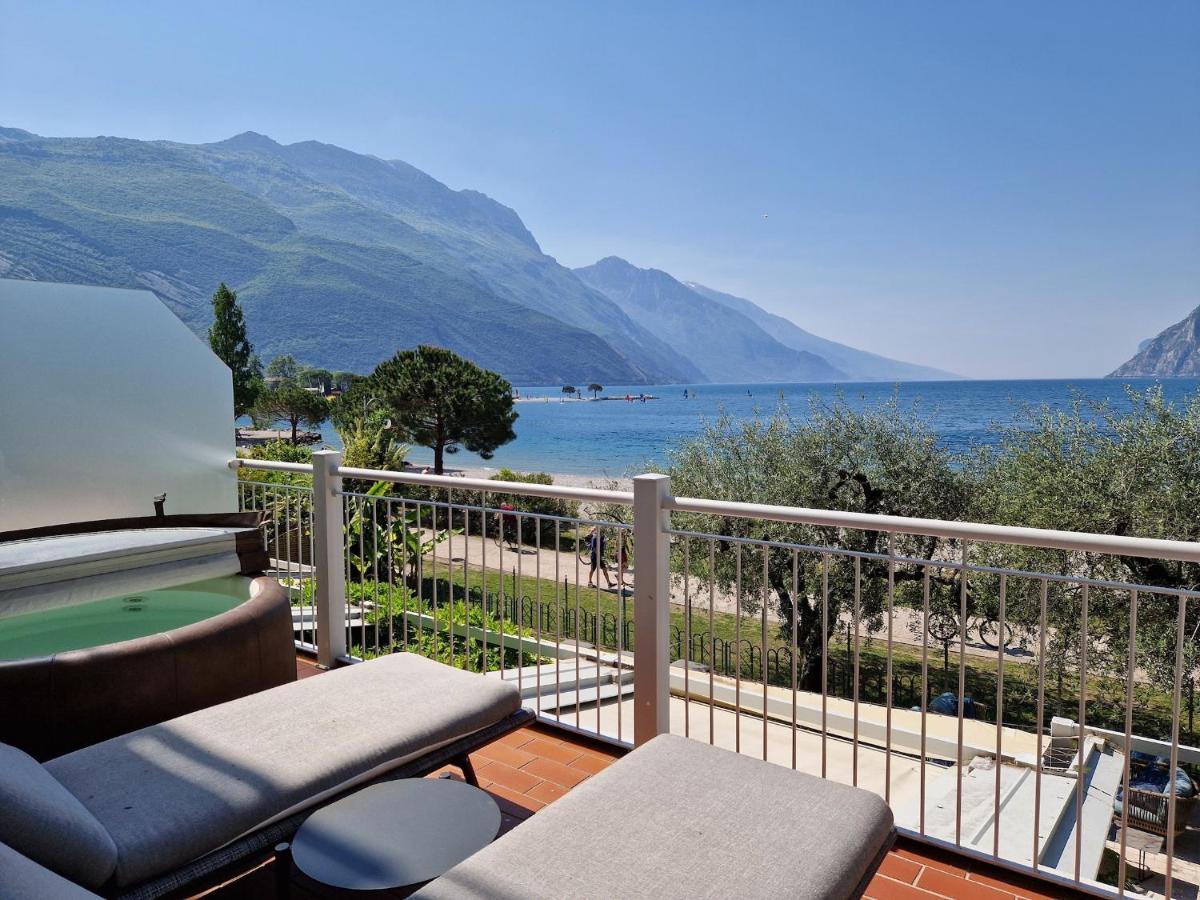 Hotel Baia Azzurra - Lake Front Torbole Sul Garda ภายนอก รูปภาพ