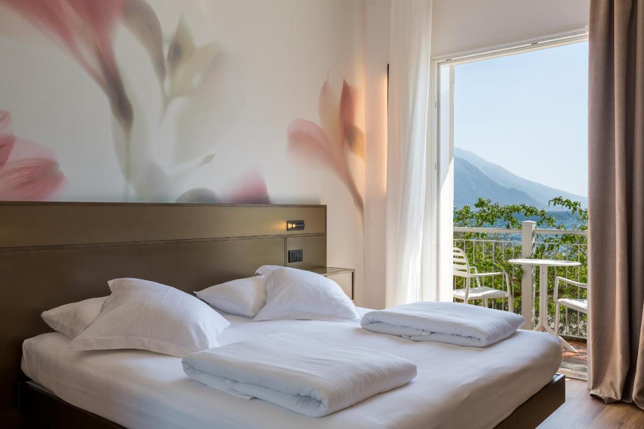 Hotel Baia Azzurra - Lake Front Torbole Sul Garda ภายนอก รูปภาพ