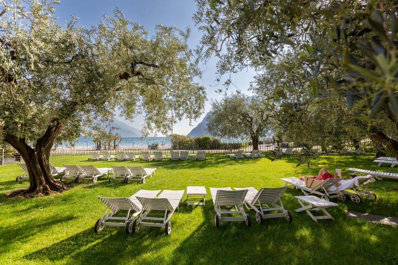 Hotel Baia Azzurra - Lake Front Torbole Sul Garda ภายนอก รูปภาพ