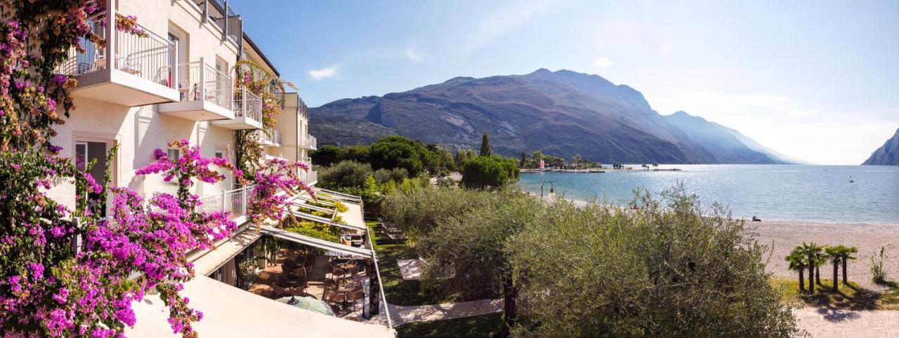 Hotel Baia Azzurra - Lake Front Torbole Sul Garda ภายนอก รูปภาพ