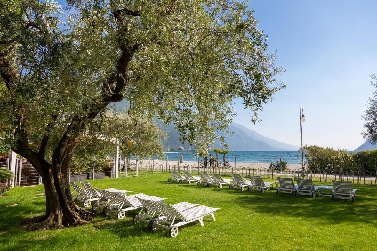 Hotel Baia Azzurra - Lake Front Torbole Sul Garda ภายนอก รูปภาพ