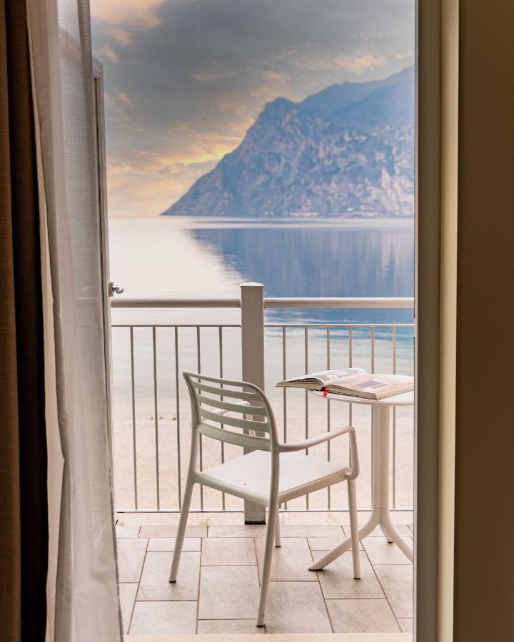Hotel Baia Azzurra - Lake Front Torbole Sul Garda ภายนอก รูปภาพ