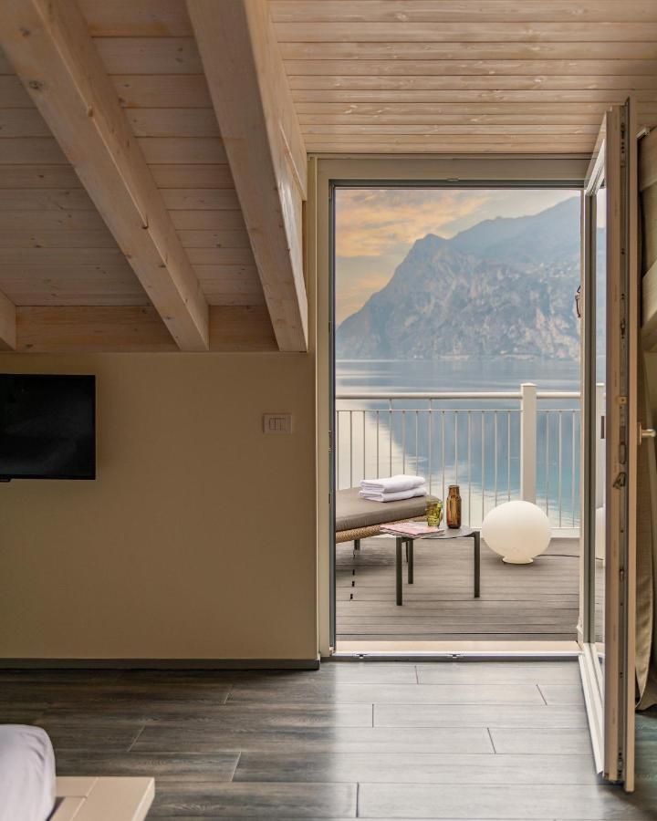 Hotel Baia Azzurra - Lake Front Torbole Sul Garda ภายนอก รูปภาพ
