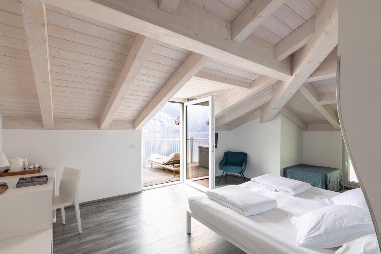 Hotel Baia Azzurra - Lake Front Torbole Sul Garda ภายนอก รูปภาพ