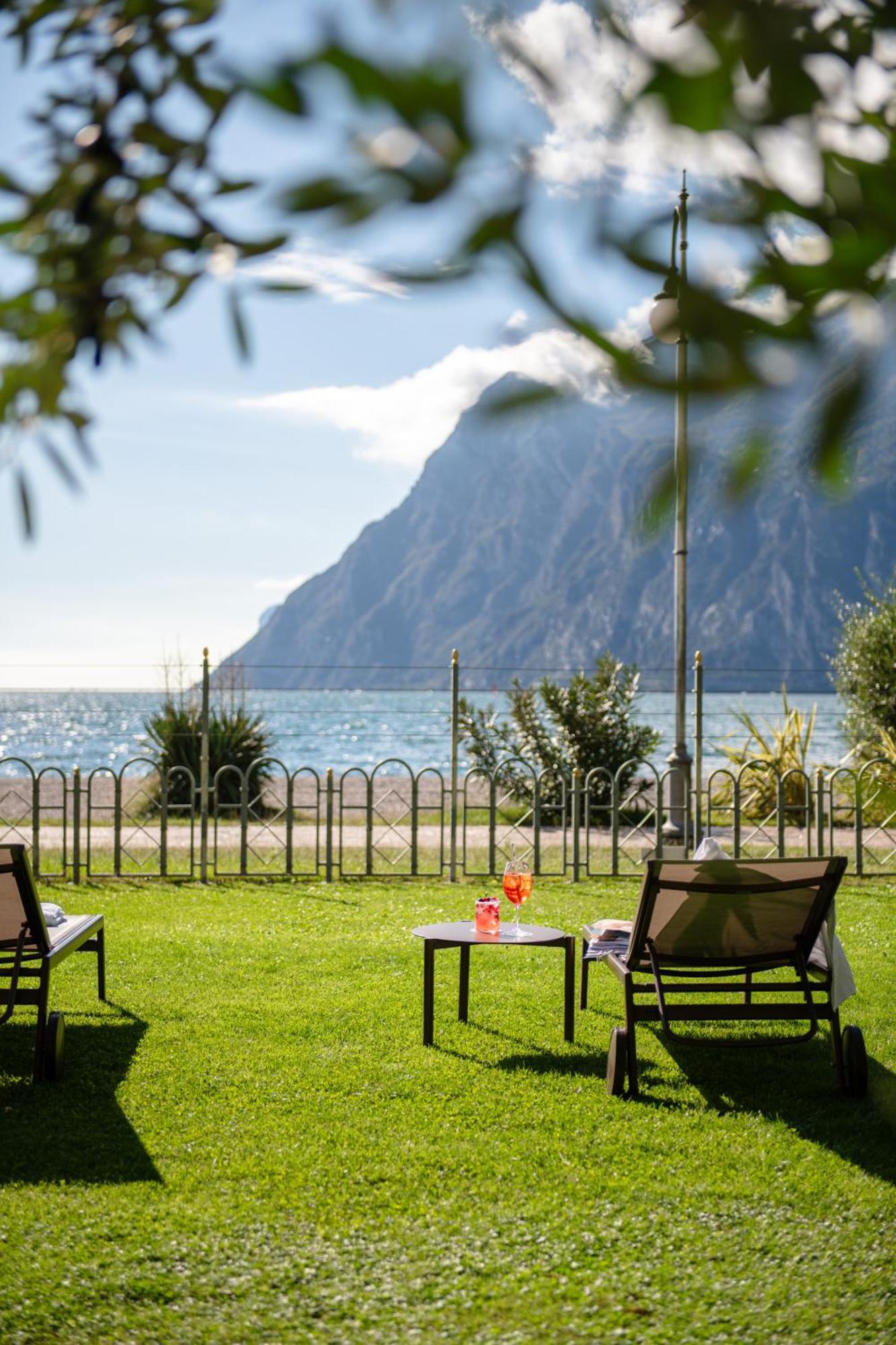Hotel Baia Azzurra - Lake Front Torbole Sul Garda ภายนอก รูปภาพ