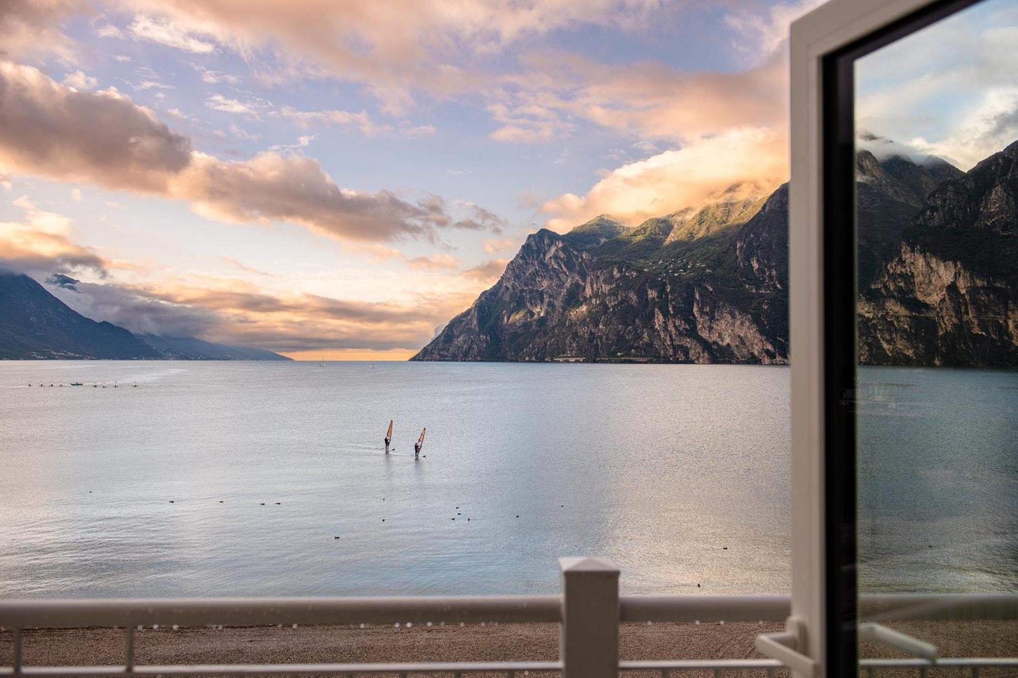 Hotel Baia Azzurra - Lake Front Torbole Sul Garda ภายนอก รูปภาพ