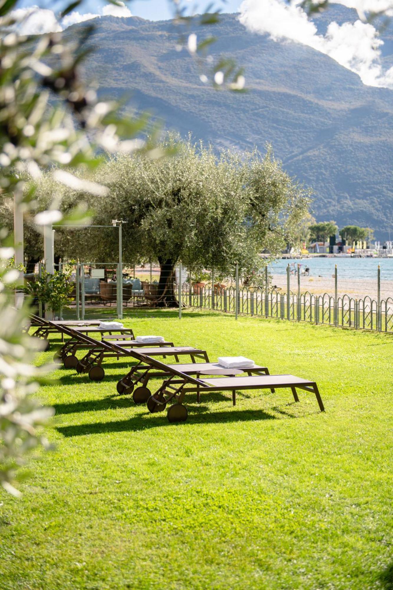 Hotel Baia Azzurra - Lake Front Torbole Sul Garda ภายนอก รูปภาพ