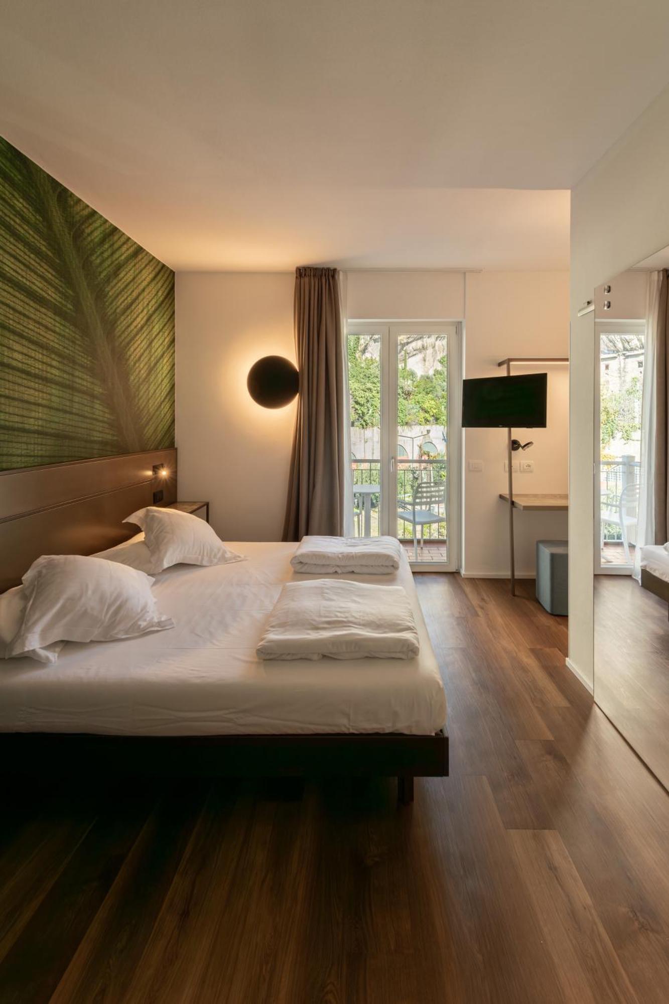 Hotel Baia Azzurra - Lake Front Torbole Sul Garda ภายนอก รูปภาพ
