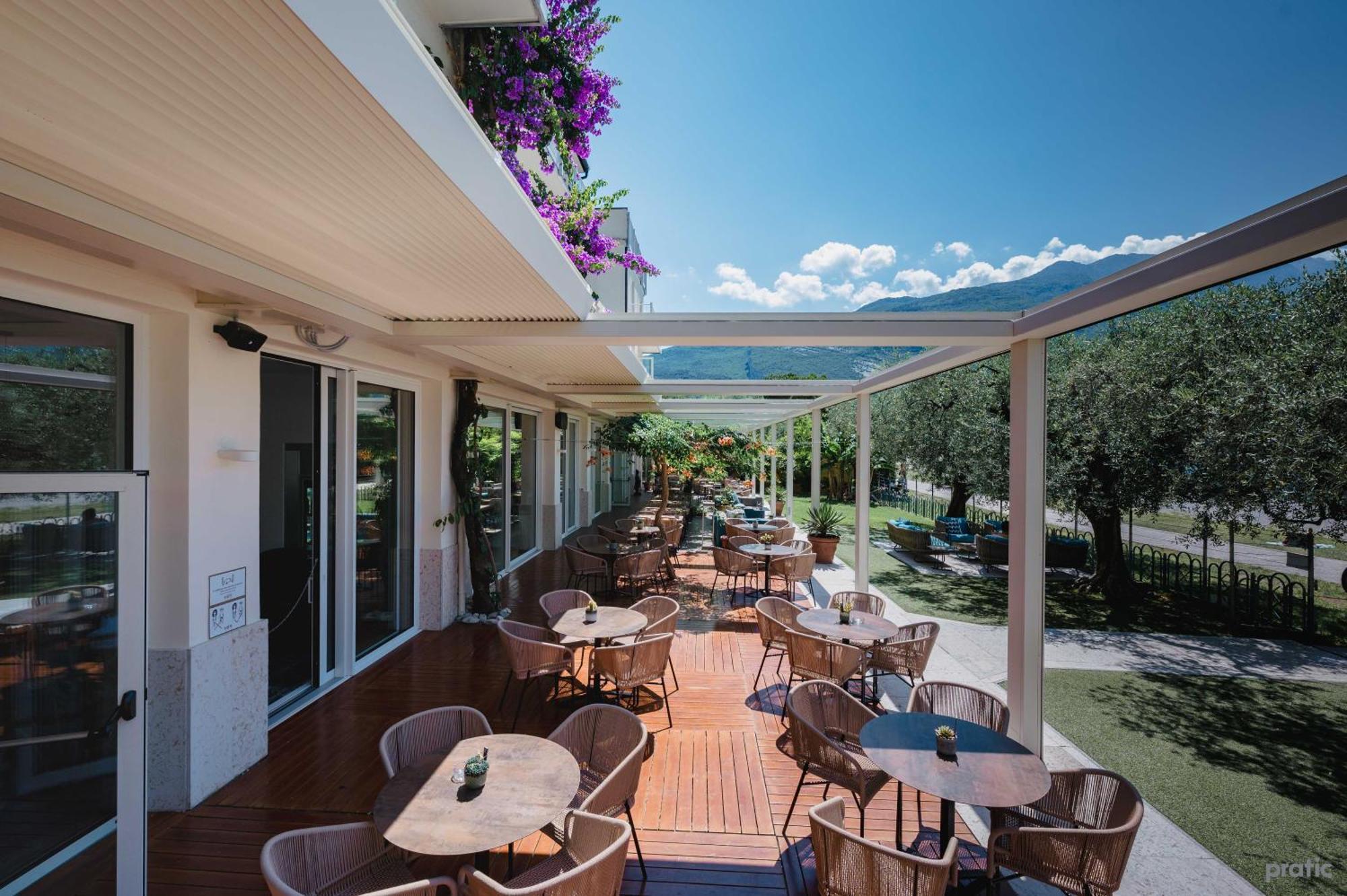 Hotel Baia Azzurra - Lake Front Torbole Sul Garda ภายนอก รูปภาพ