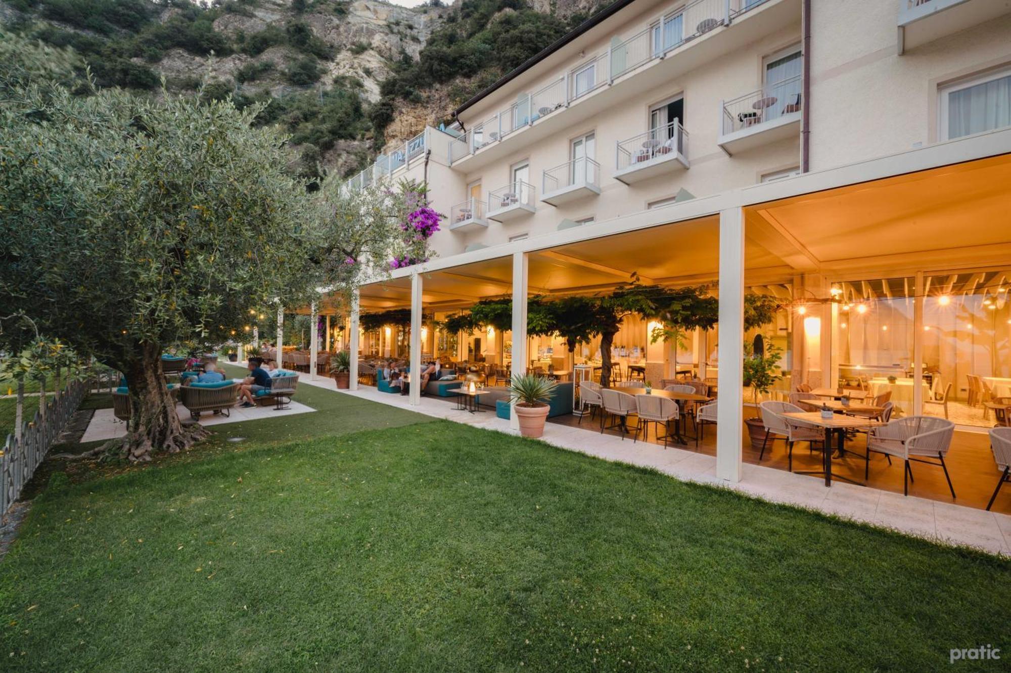 Hotel Baia Azzurra - Lake Front Torbole Sul Garda ภายนอก รูปภาพ