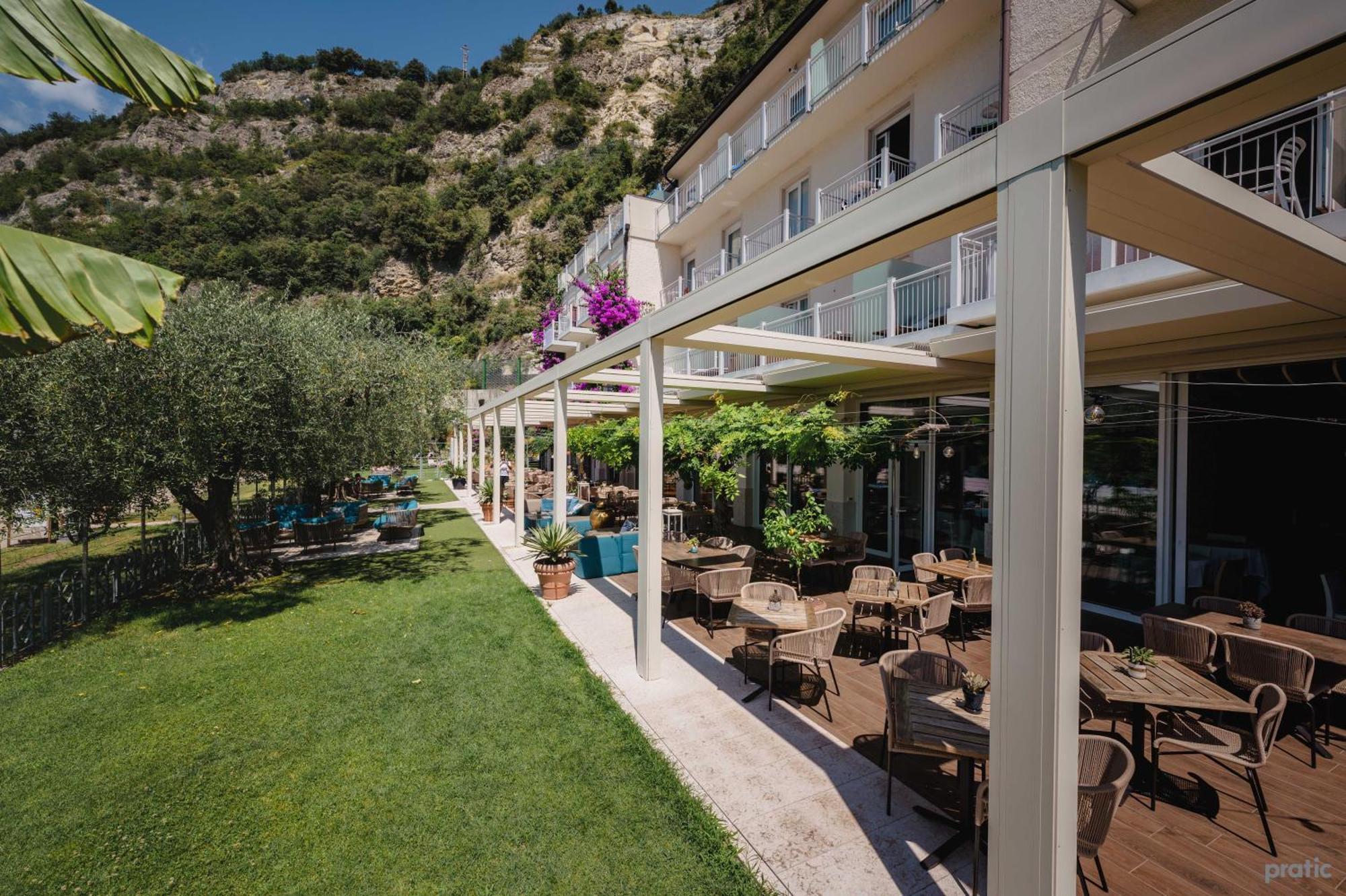 Hotel Baia Azzurra - Lake Front Torbole Sul Garda ภายนอก รูปภาพ