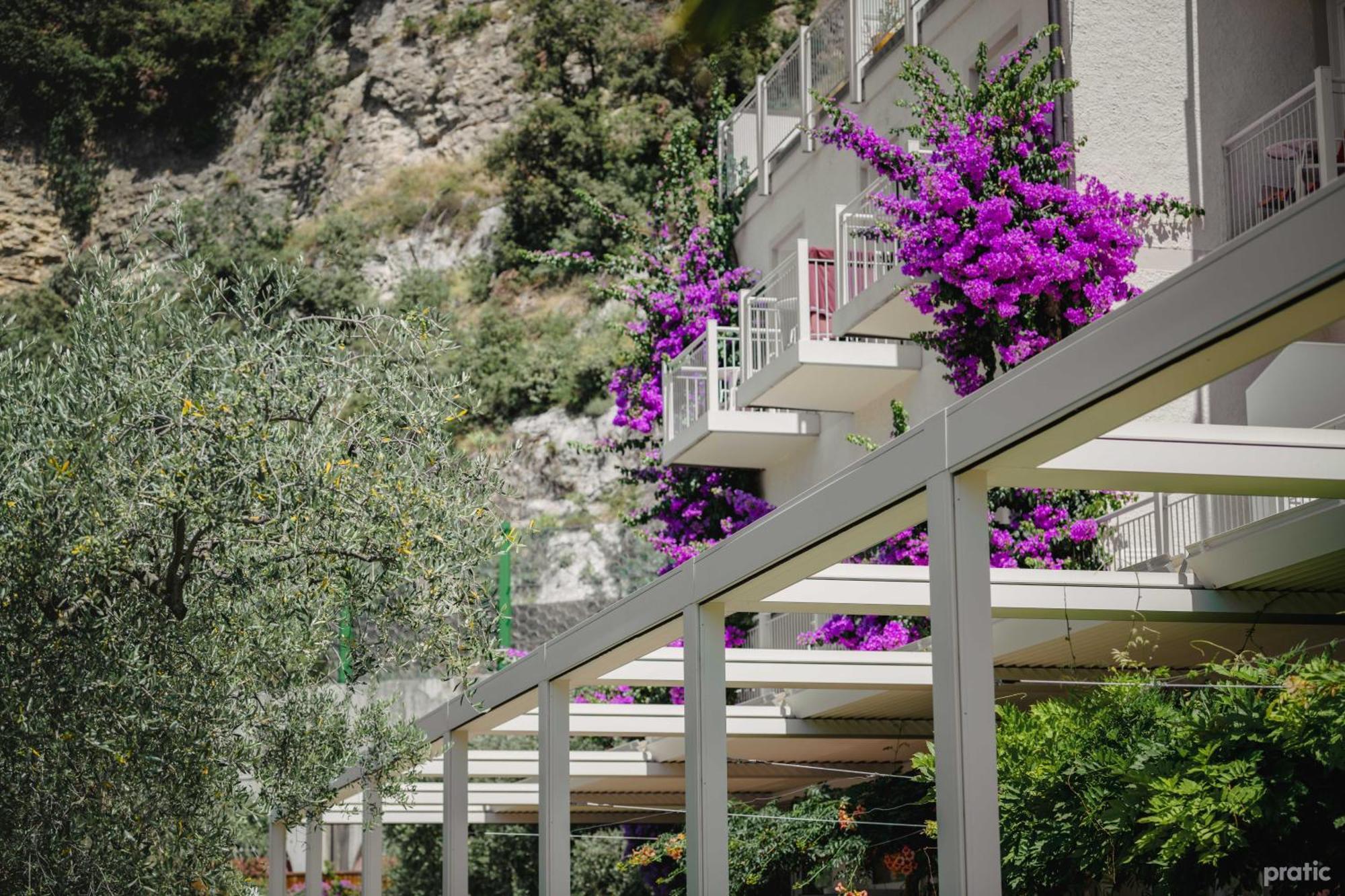 Hotel Baia Azzurra - Lake Front Torbole Sul Garda ภายนอก รูปภาพ