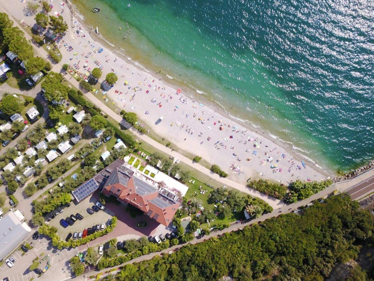 Hotel Baia Azzurra - Lake Front Torbole Sul Garda ภายนอก รูปภาพ