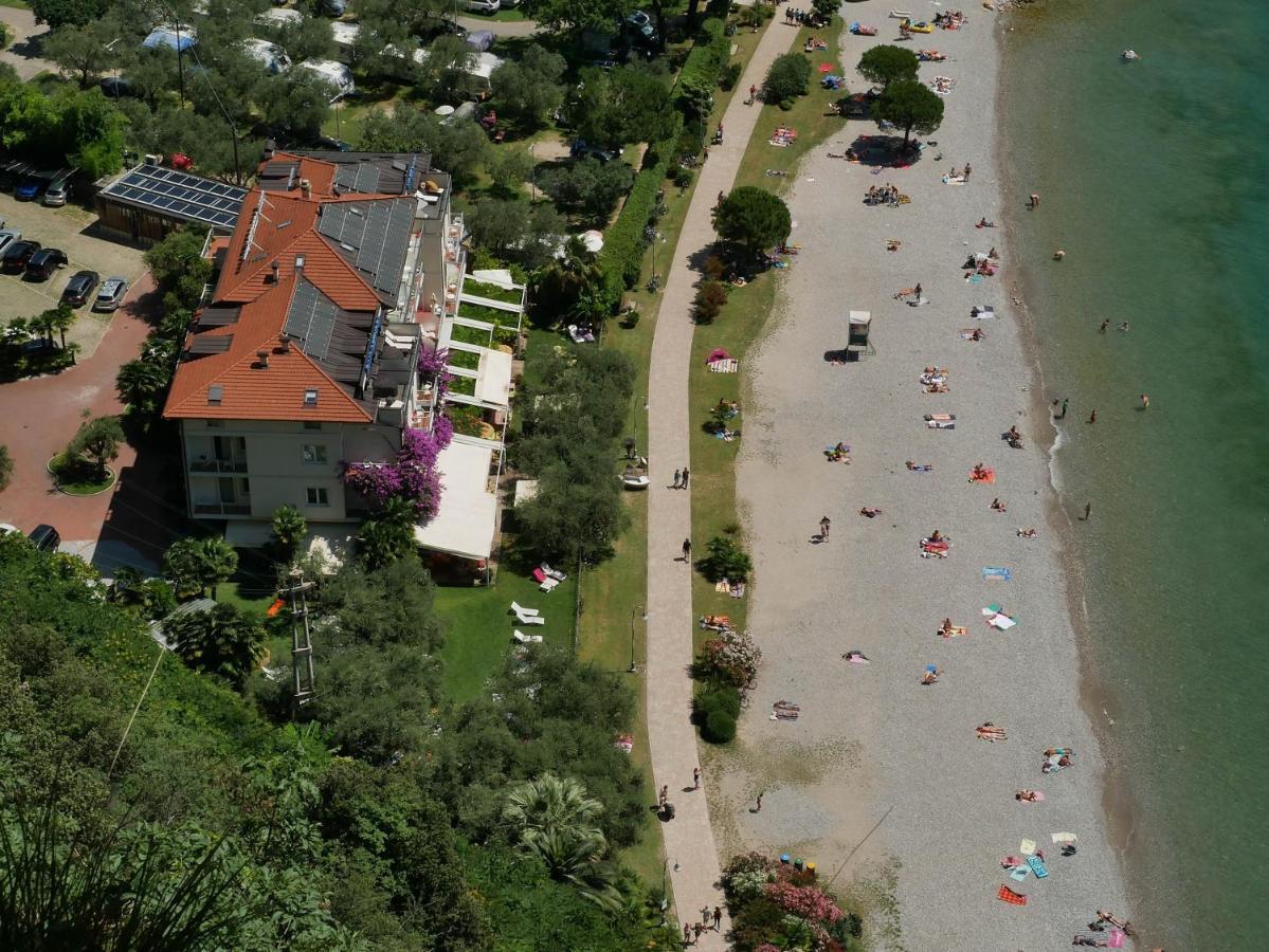 Hotel Baia Azzurra - Lake Front Torbole Sul Garda ภายนอก รูปภาพ