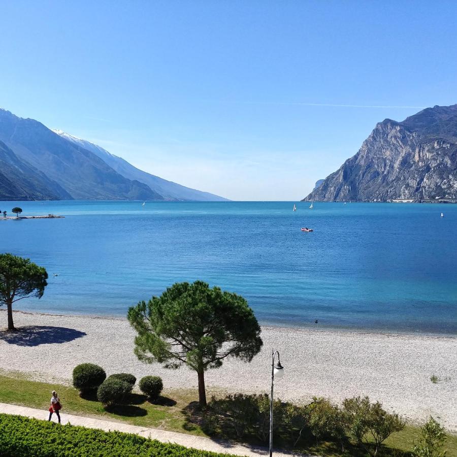 Hotel Baia Azzurra - Lake Front Torbole Sul Garda ภายนอก รูปภาพ