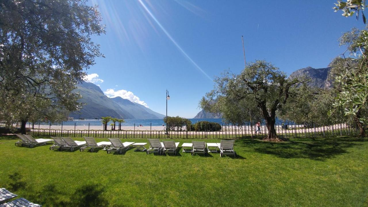 Hotel Baia Azzurra - Lake Front Torbole Sul Garda ภายนอก รูปภาพ