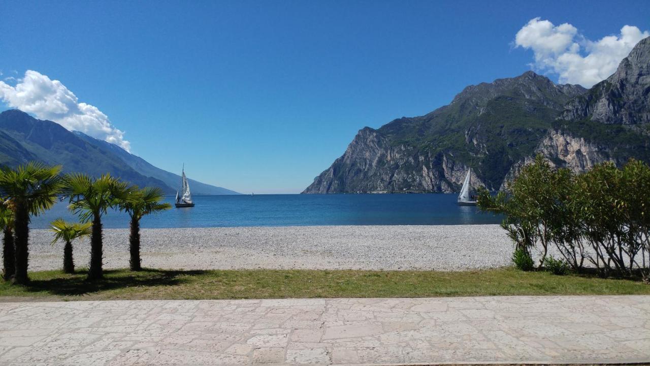 Hotel Baia Azzurra - Lake Front Torbole Sul Garda ภายนอก รูปภาพ