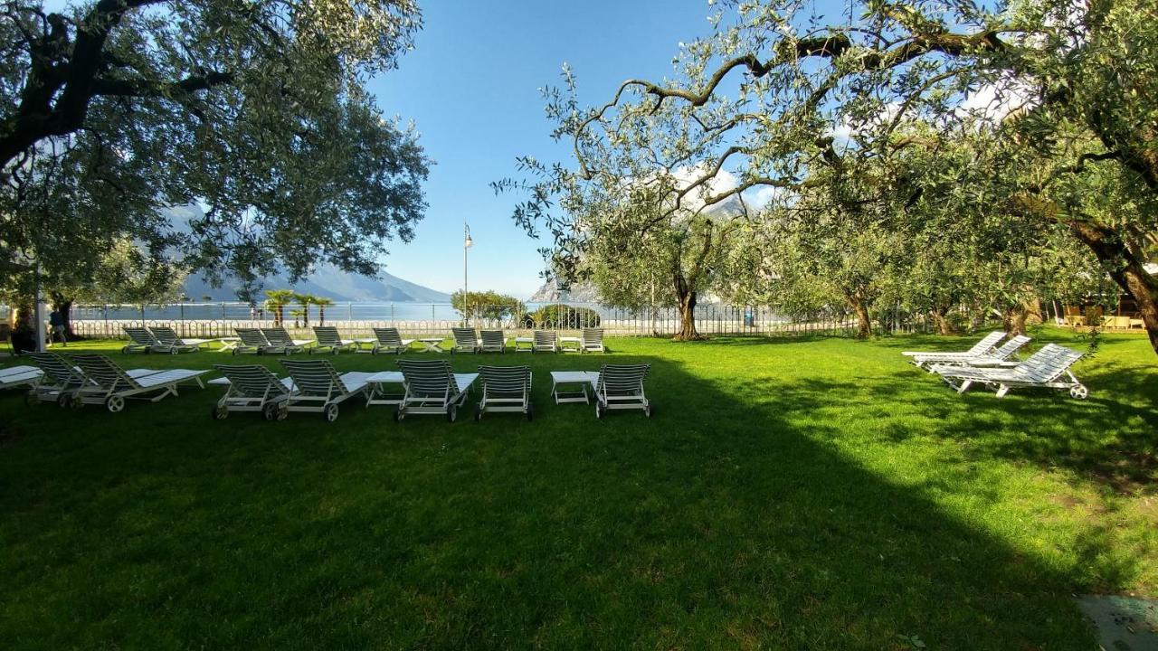 Hotel Baia Azzurra - Lake Front Torbole Sul Garda ภายนอก รูปภาพ